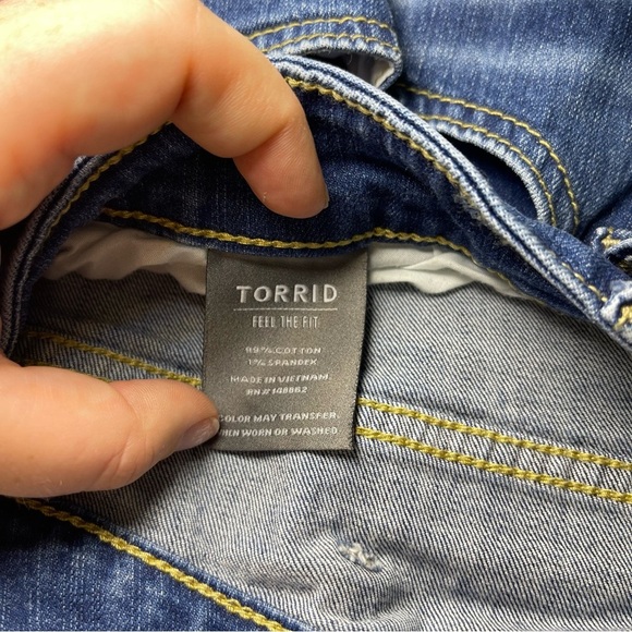 Torrid women’s Medium Wash casual Crop Boyfriend fit denim raw Hem Jeans in 24 - Picture 11 of 12